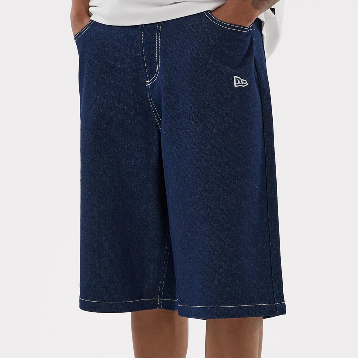 The model is wearing this MLB Jort LA Dodgers Oversized Shorts in dark blue. 3