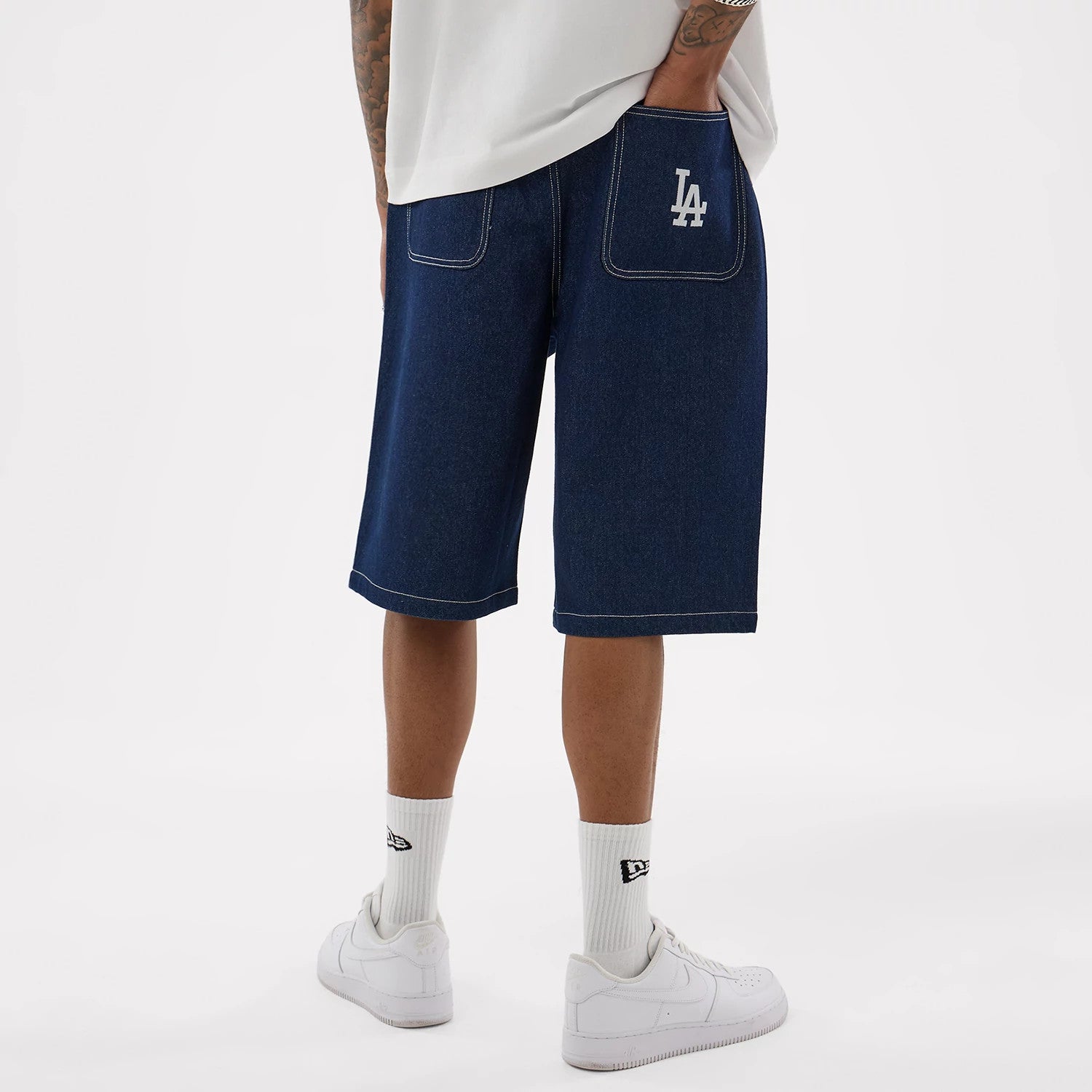 The model is wearing this MLB Jort LA Dodgers Oversized Shorts in dark blue. 2