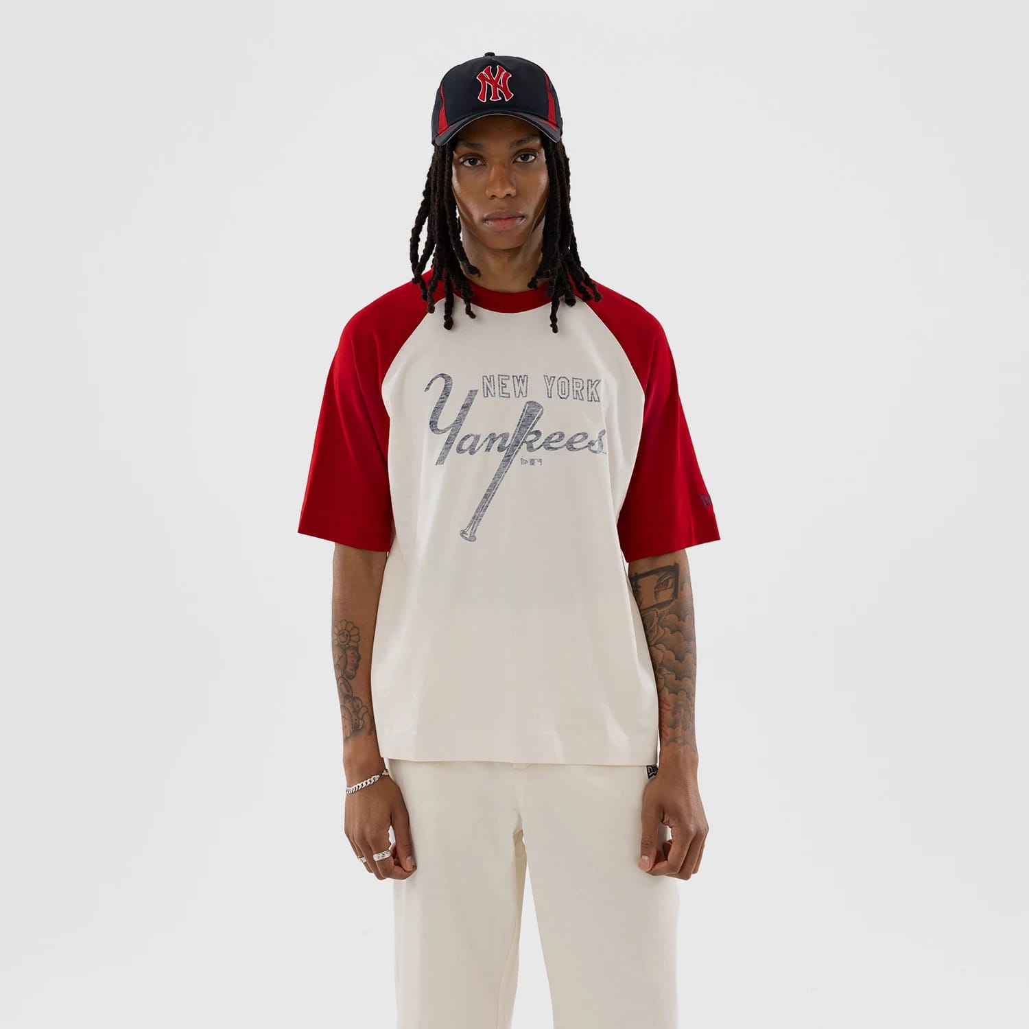 The model is wearing this MLB New York Yankees Boxy T-Shirt in open white. 1