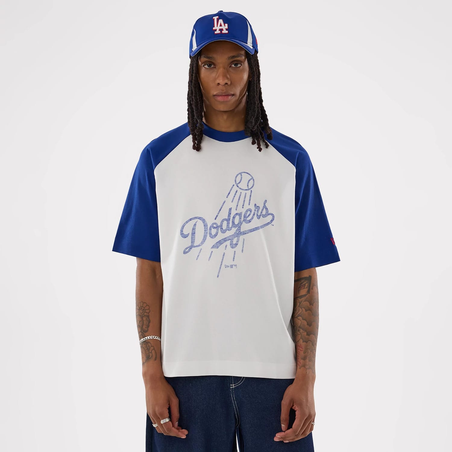 The model is wearing this MLB LA Dodgers Boxy T-Shirt in white. 1