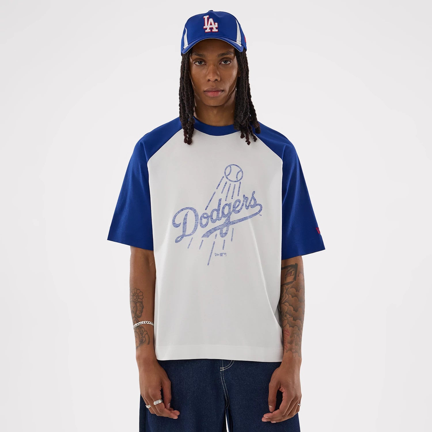 The model is wearing this MLB LA Dodgers Boxy T-Shirt in white. 1