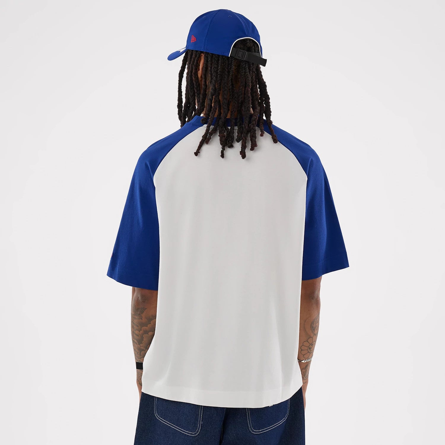 The model is wearing this MLB LA Dodgers Boxy T-Shirt in white. 2