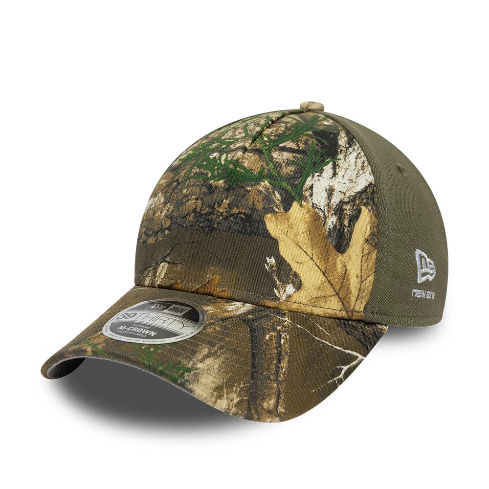 New Era Realtree Edge Camo 39THIRTY M-Crown A-Frame Stretch Fit Cap, three-quarter view showing the camo printed front panels, a curved visor with a 39THIRTY size sticker, and the embroidered New Era flag logo on the left side.