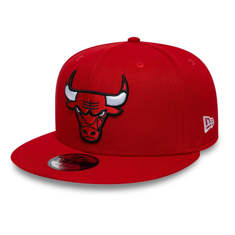 Chicago Bulls NBA Red New Era 9FIFTY Snapback Adjustable Cap, front view showing the raised embroidery of the Bulls logo on the front panels, paired with a red visor and a 9FIFTY size sticker on the upper side of the visor.