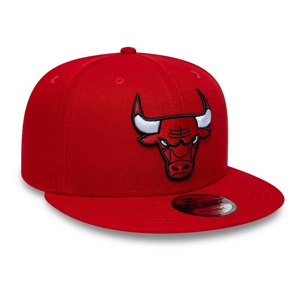 Chicago Bulls NBA Red New Era 9FIFTY Snapback Adjustable Cap, front view showing the raised embroidered Bulls logo in black and white on the red front panel, with a flat red visor featuring a 9FIFTY size sticker.