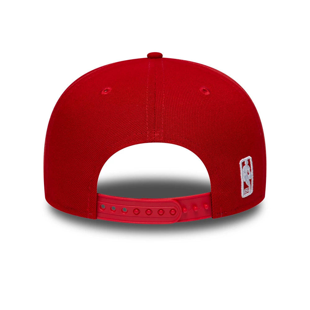 Chicago Bulls NBA Red New Era 9FIFTY Snapback Adjustable Cap, rear view showing the white embroidered NBA logo on the left side next to the adjustable red snapback fastening, with a structured red crown and matching eyelets.
