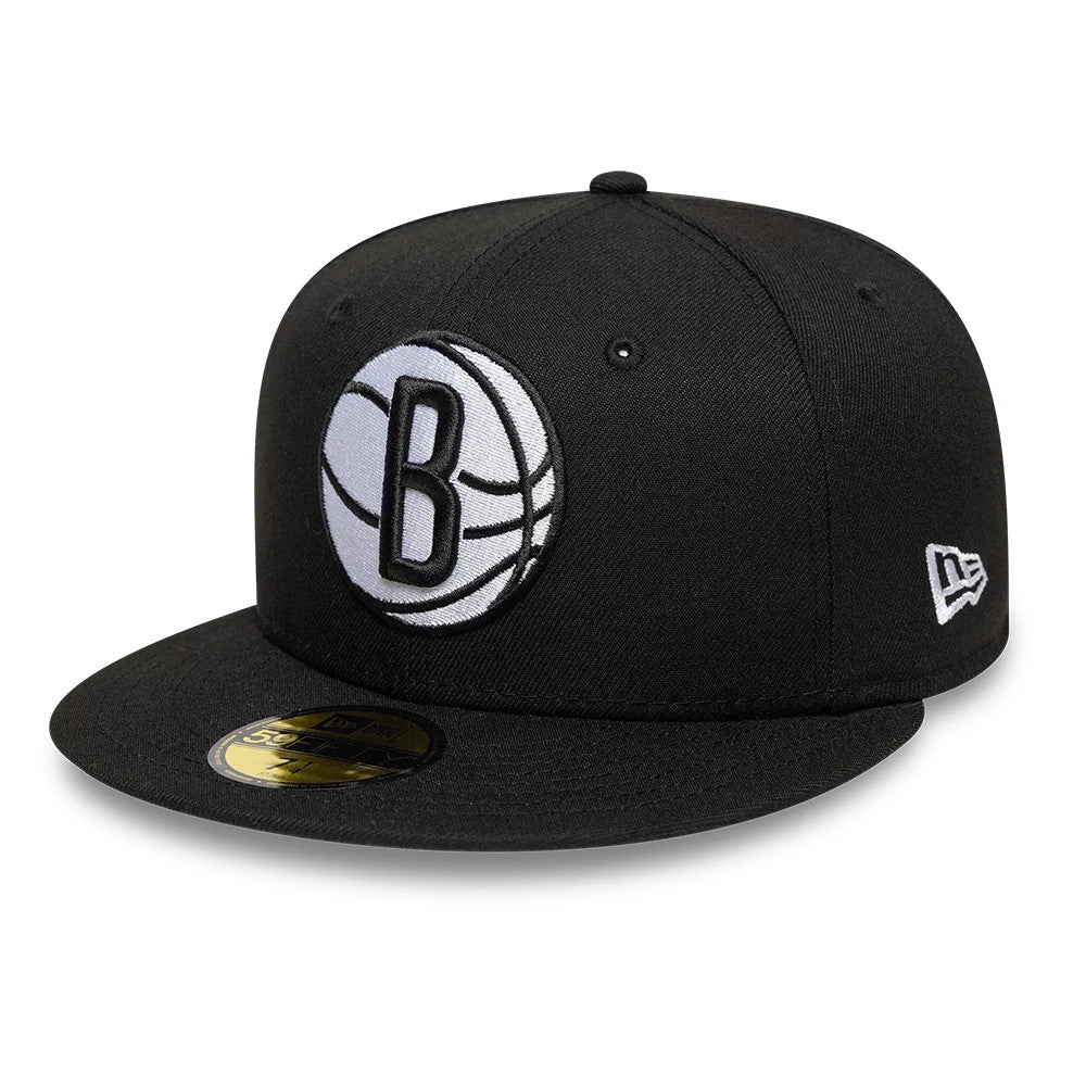 Brooklyn Nets NBA Basic Black New Era 59FIFTY Fitted Cap, front view showing the raised black and white Brooklyn logo embroidered on the front panel, a black flat visor with a gold 59FIFTY size sticker, and the New Era flag logo on the left side.