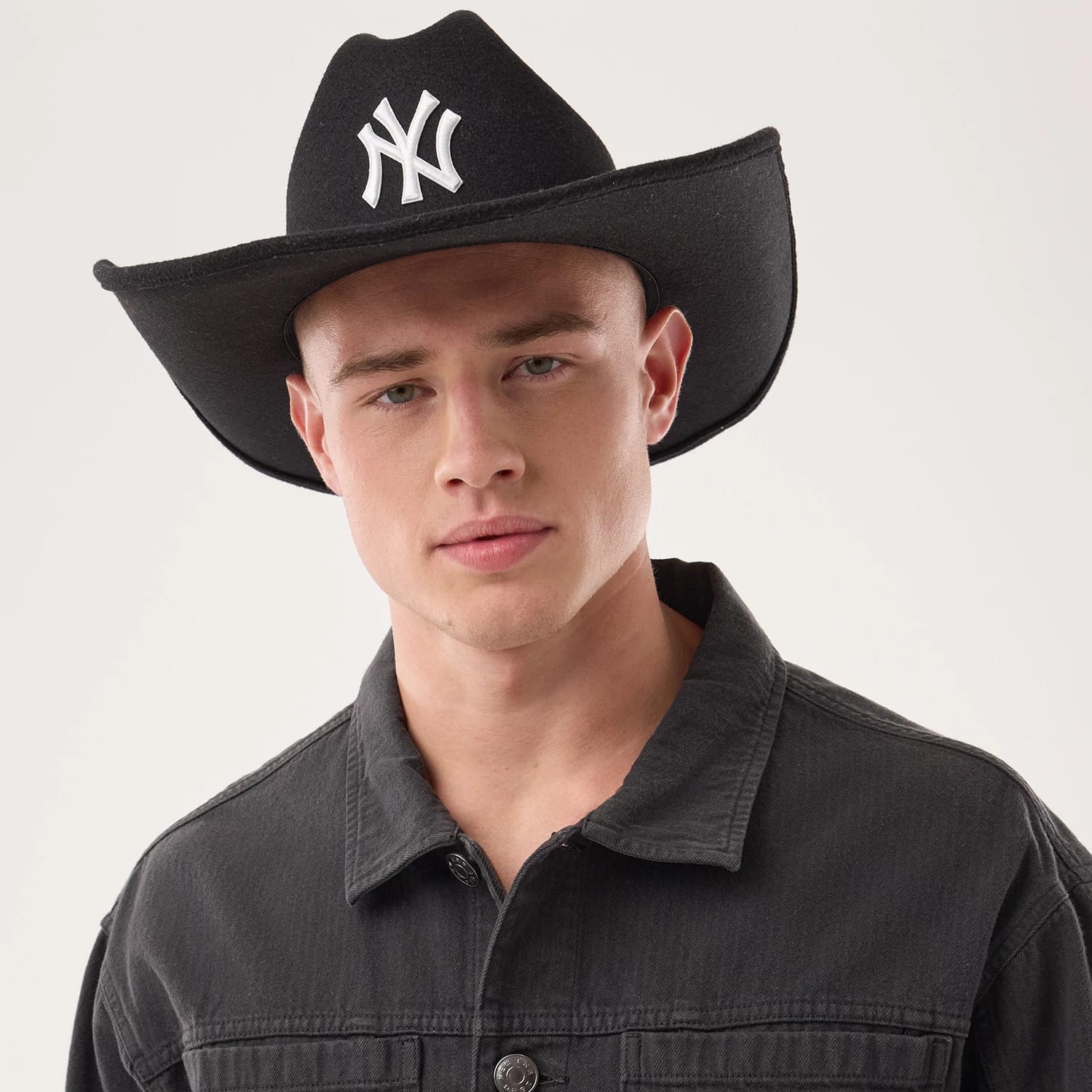 Pictured is this MLB New York Yankees Wide Brim Fedora Cowboy hat in black. 4