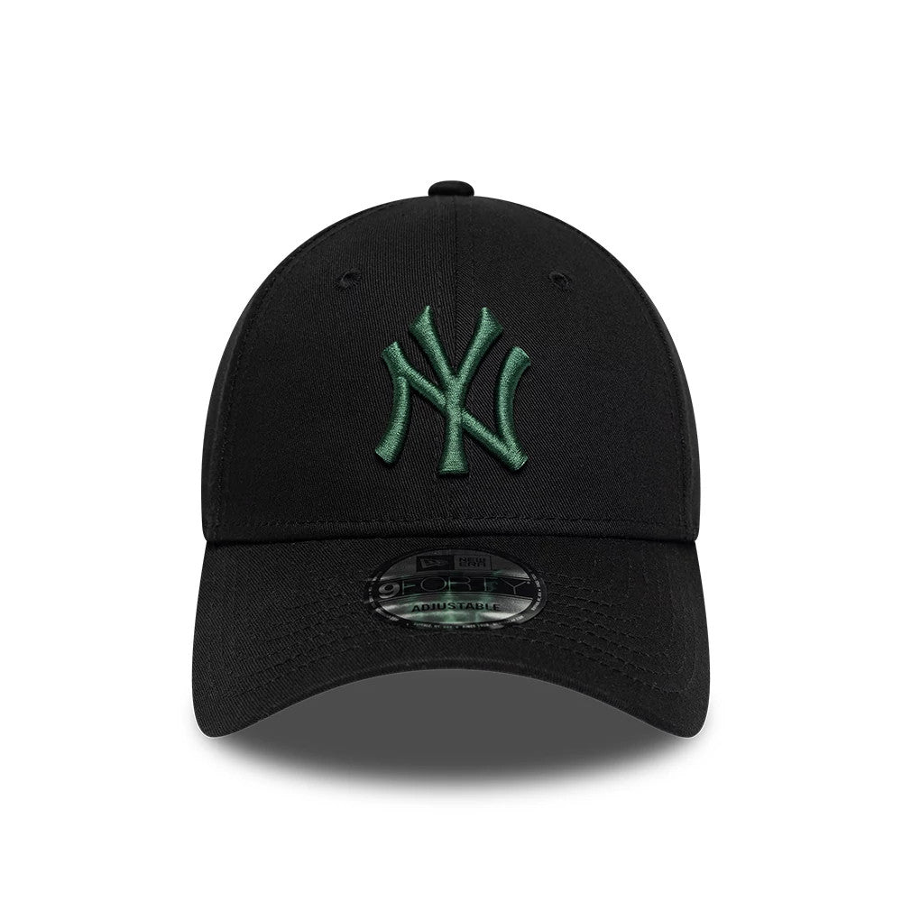 New York Yankees MLB League Essential Black New Era 9FORTY Adjustable Cap, front view showing the dark green raised embroidered NY logo on the black structured crown, with a curved visor and a 9FORTY size sticker on the visor.