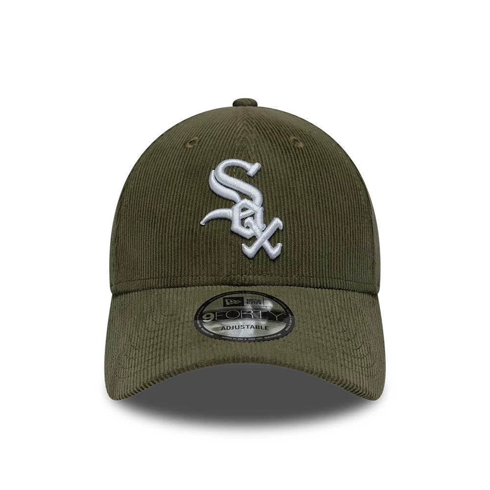 Chicago White Sox MLB Cord Green New Era 9FORTY Adjustable Cap, front view showing the white embroidered Sox logo on the structured green corduroy crown, with a curved visor and a 9FORTY size sticker on the centre.