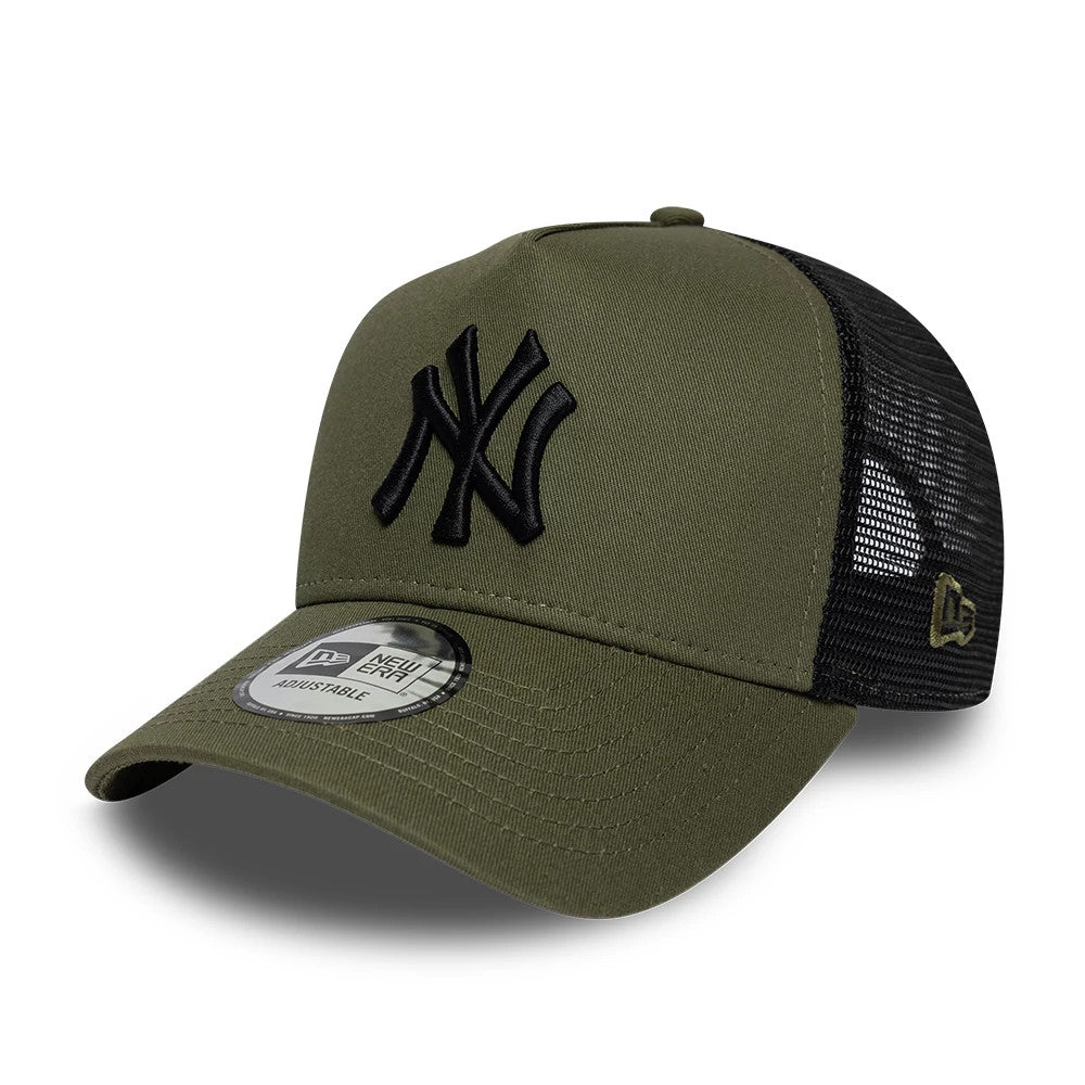 Yankees MLB League Essential Green New Era 9FORTY A-Frame Trucker Adjustable Cap, front view showing a black raised embroidered Yankees logo on the structured green crown, with a curved visor and a 9FORTY size sticker, black mesh back panels.