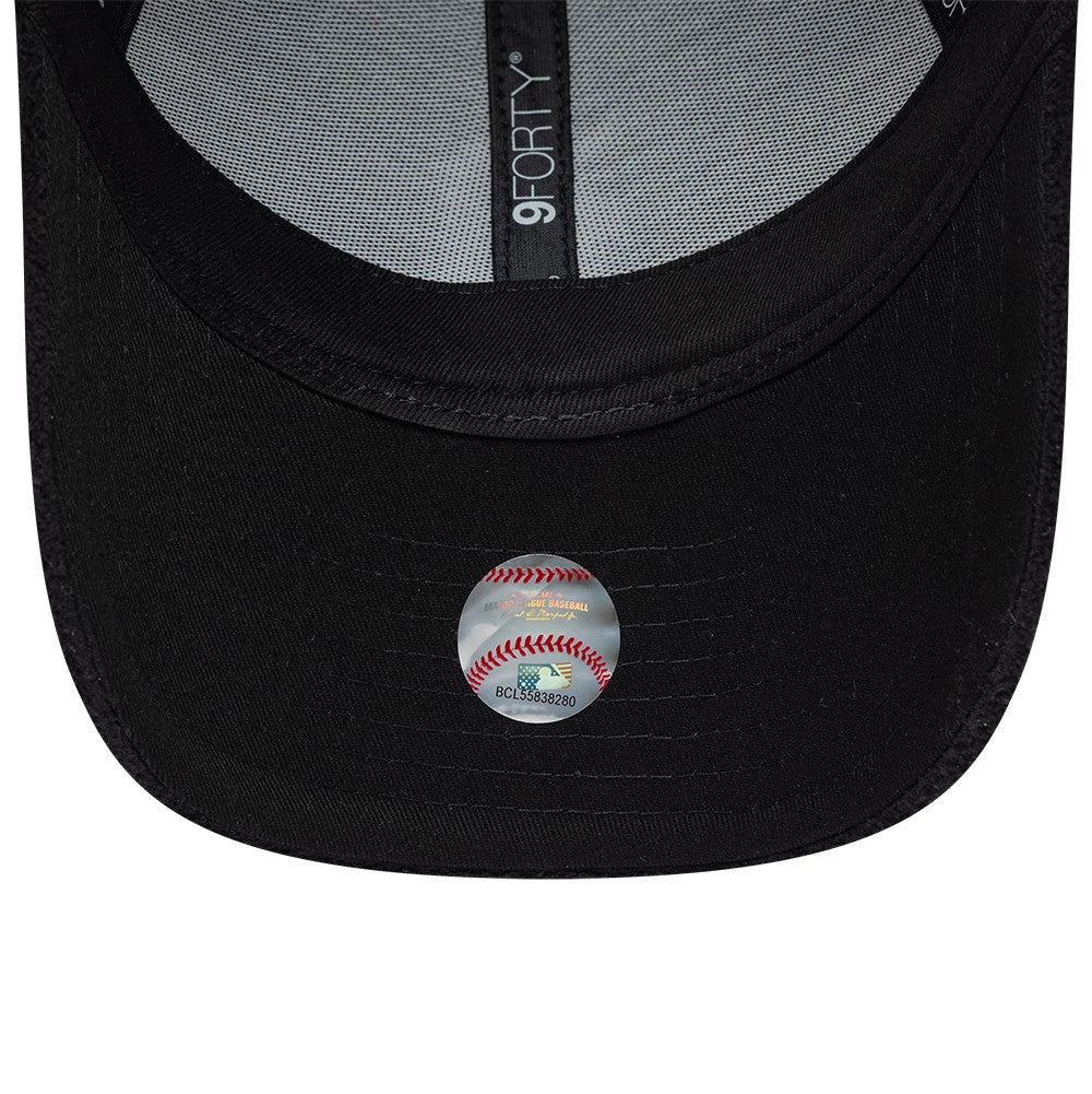 Pictured is this MLB Fleece Detroit Tigers 9FORTY M-Crown cap in black. 5