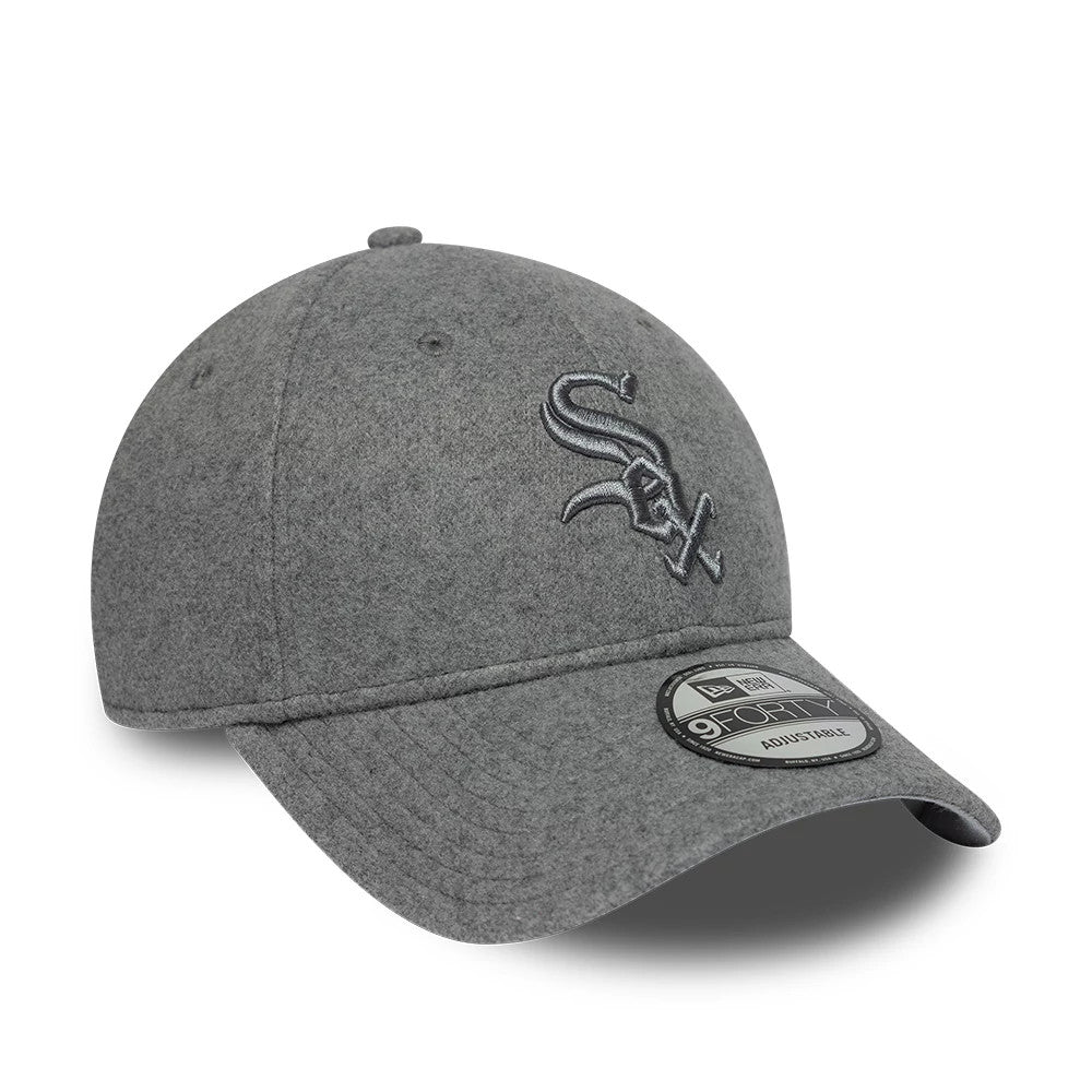 Chicago White Sox MLB Winter Grey New Era 9FORTY Adjustable Cap, three-quarter view showing the raised black and grey embroidered White Sox logo on the front panel, matched with a curved grey visor and a 9FORTY size sticker.