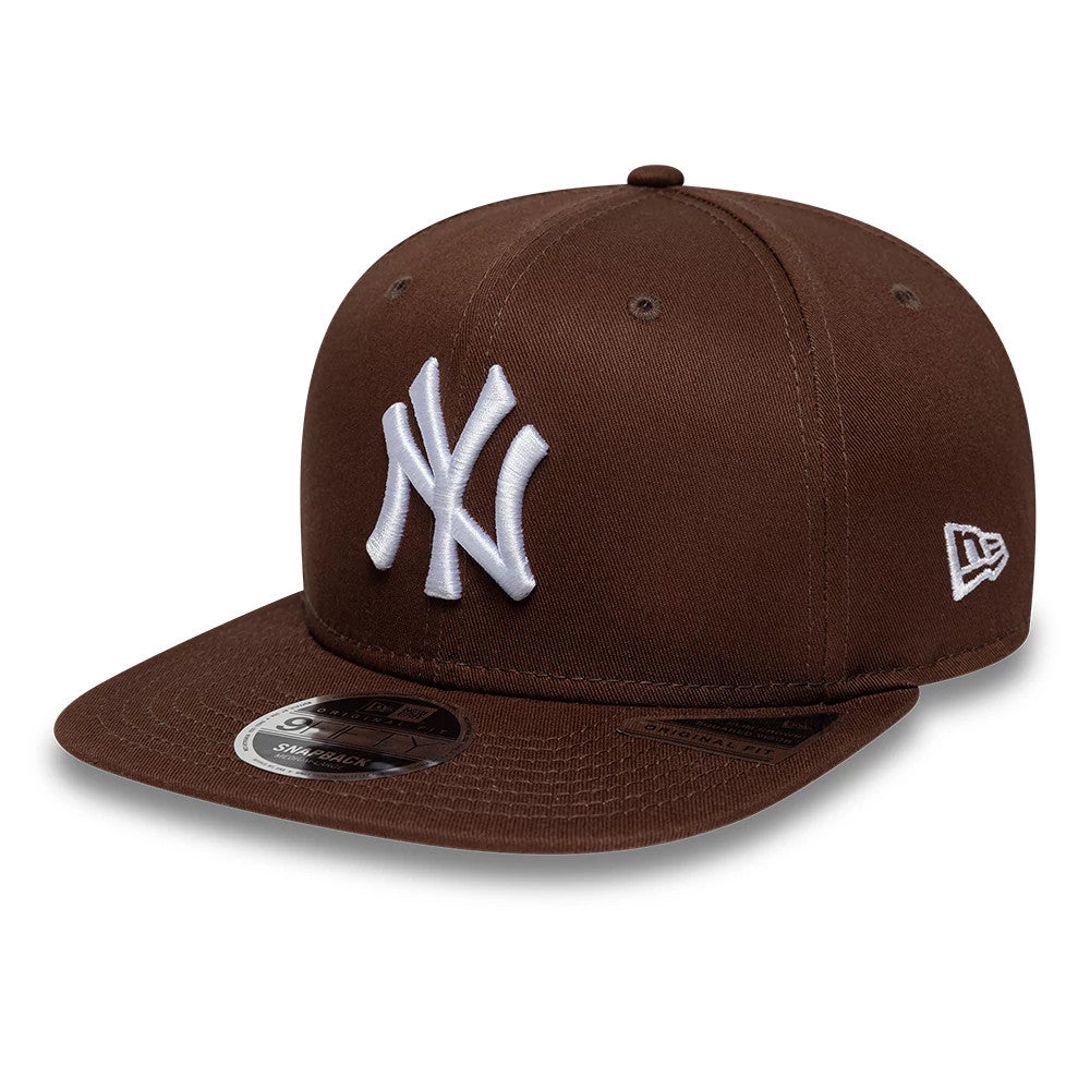 Yankees MLB League Essential Brown New Era 9FIFTY Original Fit Snapback Adjustable Cap, front view showing the white raised embroidered NY logo on the structured brown crown, with a grey flat visor and a 9FIFTY size sticker.