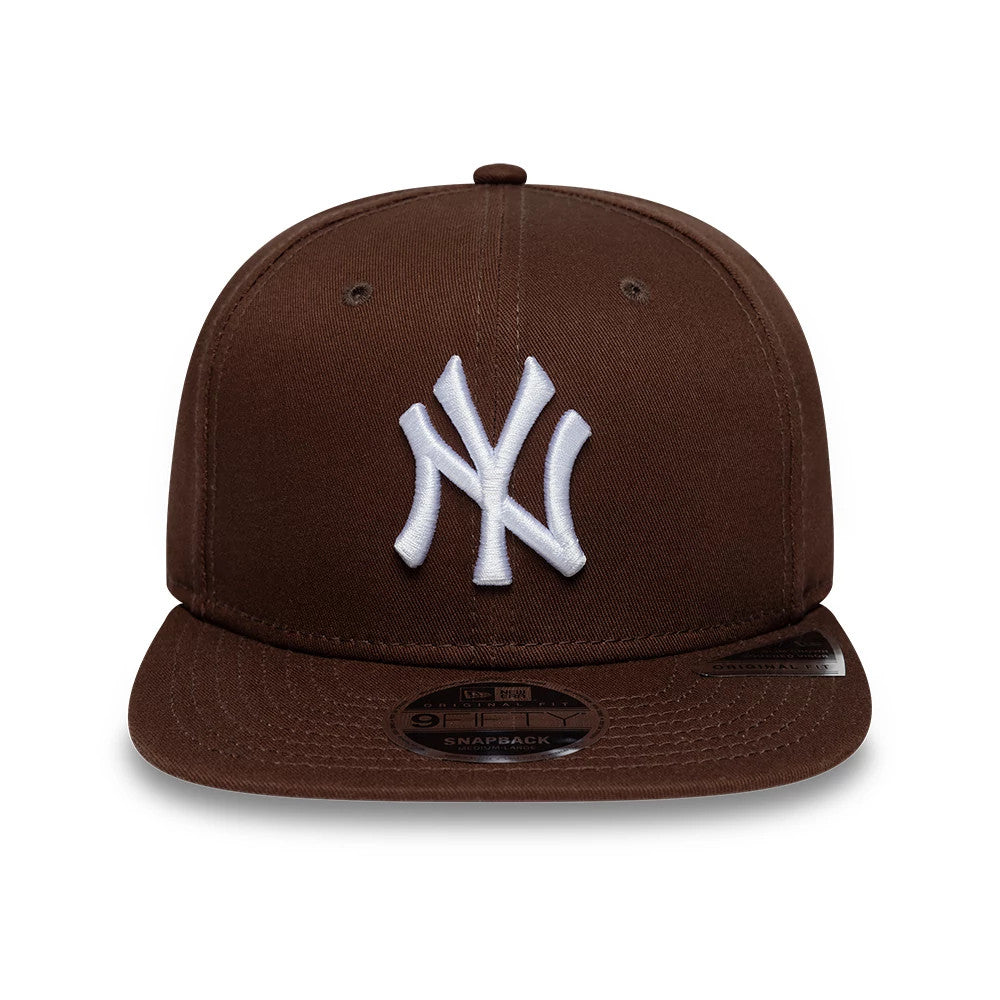 Yankees MLB League Essential Brown New Era 9FIFTY Original Fit Snapback Adjustable Cap, front view showing the white raised embroidered NY logo on the structured brown crown, with a flat brown visor and 9FIFTY size sticker.