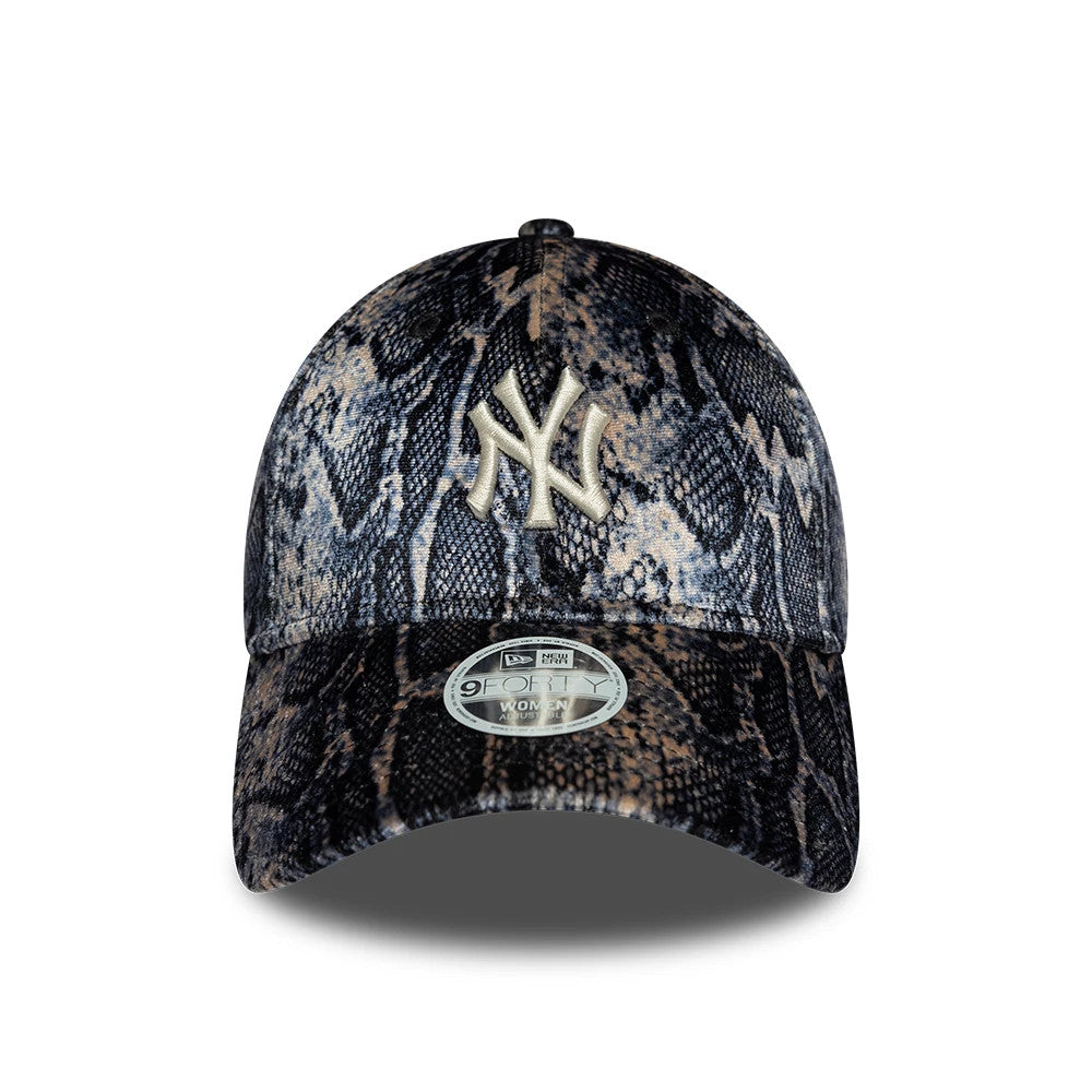New York Yankees Womens MLB Snake Print Black New Era 9FORTY Adjustable Cap, front view showing a raised beige Yankees logo embroidered on the snake print crown with a matching print curved visor and a 9FORTY size sticker at the centre.