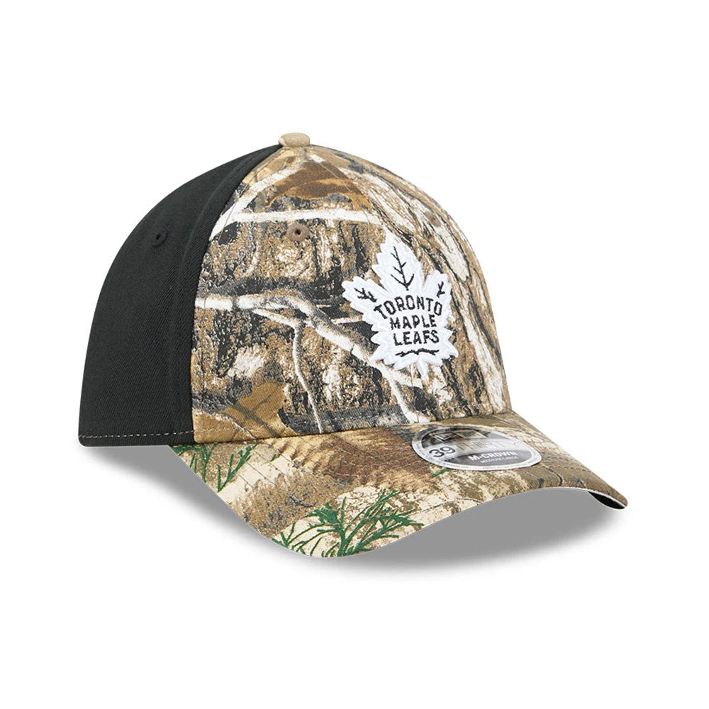 Toronto Maple Leafs NHL Realtree Camo New Era 39THIRTY M-Crown Stretch Fit Cap, three-quarter view showing the white embroidered team logo on the front camo panel, with a curved visor and 39THIRTY size sticker.