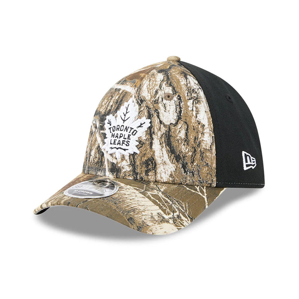 Toronto Maple Leafs NHL Realtree Camo New Era 39THIRTY M-Crown Stretch Fit Cap, three-quarter view showing the white embroidered team logo on the camo front panel, black side panels, and a 39THIRTY size sticker on the camo visor.