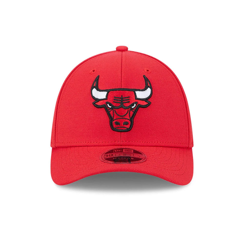 Chicago Bulls NBA Team Red New Era 39THIRTY M-Crown Stretch Fit Cap, front view showing the raised embroidered Bulls logo in black and white on the front panel, with a red curved visor and 39THIRTY size sticker placed beneath the logo.