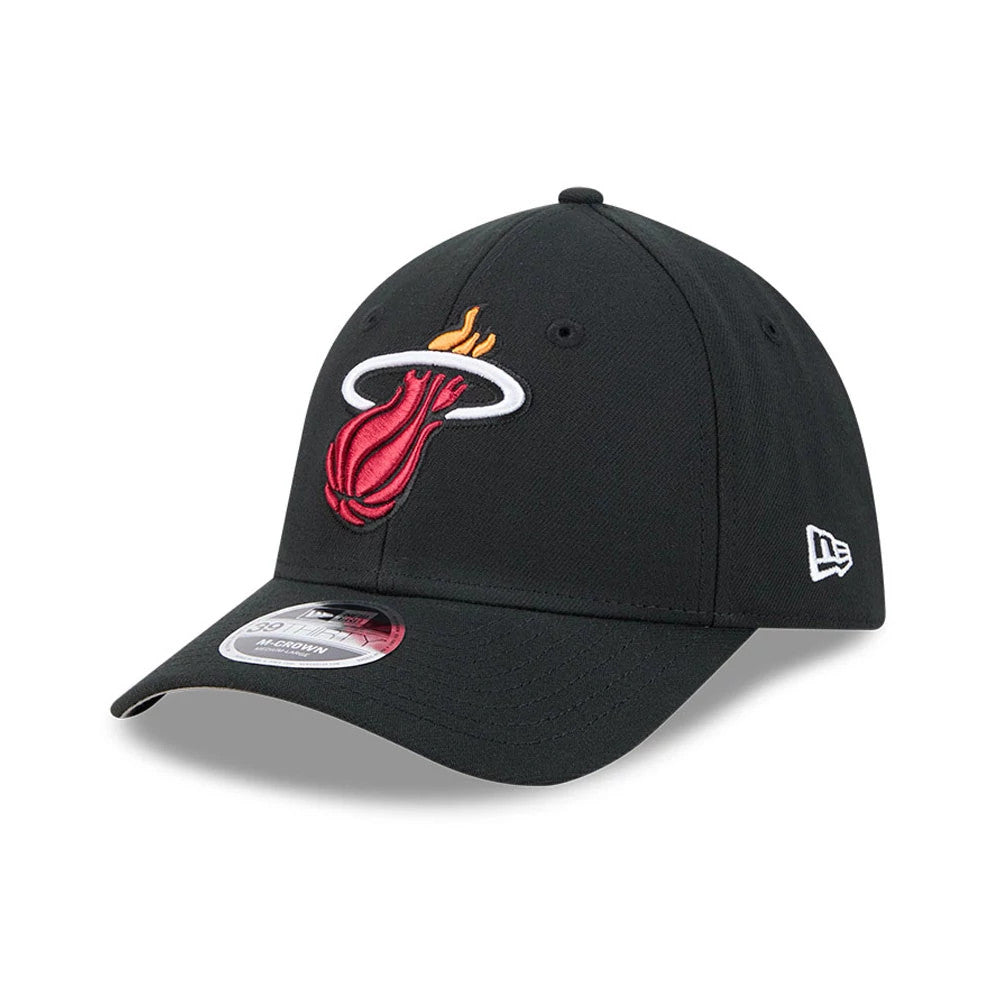 Miami Heat NBA Team Black New Era 39THIRTY M-Crown Stretch Fit Cap, three-quarter view showing the red and orange embroidered heat logo on the front panel, black curved visor with a 39THIRTY size sticker, and white New Era flag logo on the left side.