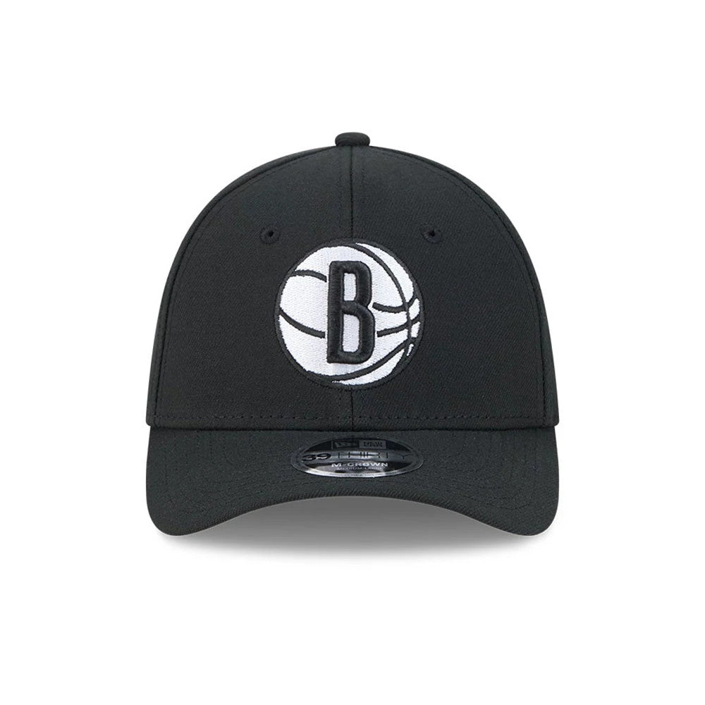 Brooklyn Nets NBA Team Black New Era 39THIRTY M-Crown Stretch Fit Cap, front view showing the black and white embroidered Brooklyn Nets logo on the front panel, curved black visor, and 39THIRTY size sticker on the undervisor.