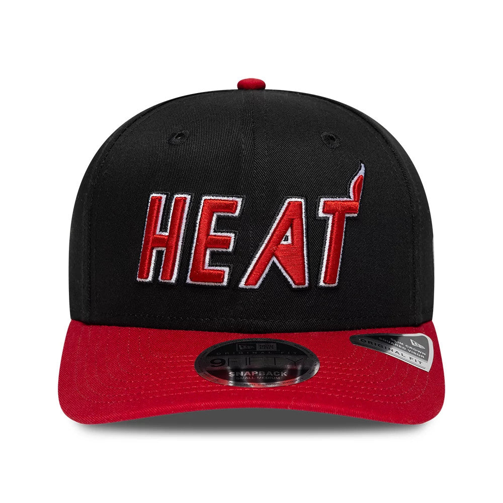Miami Heat NBA Hardwood Classic Black New Era 9FIFTY Snapback Adjustable Cap, front view showing the red embroidered HEAT text logo on the black front panel, with a contrasting red flat visor and a 9FIFTY size sticker.