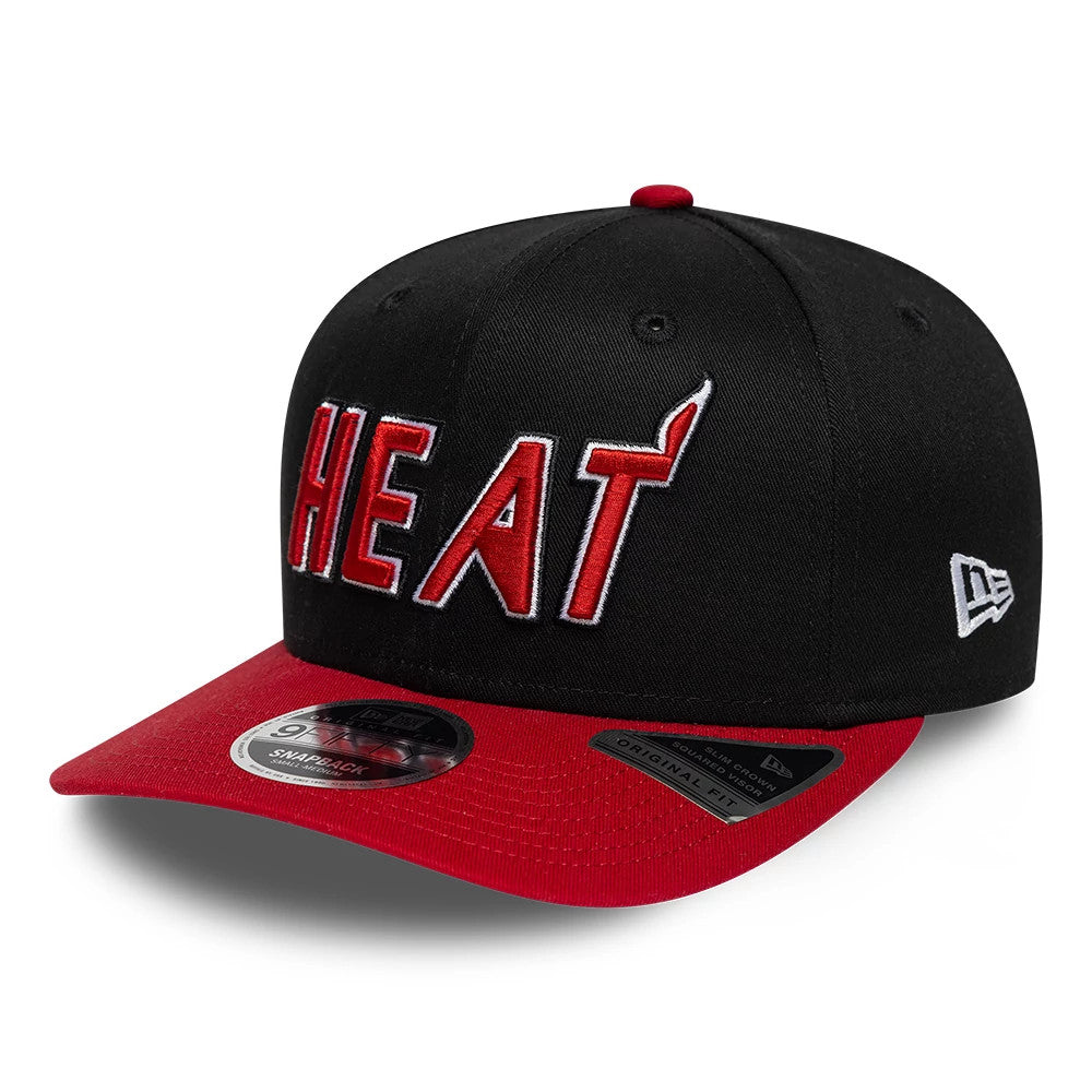 Miami Heat NBA Hardwood Classic Black New Era 9FIFTY Snapback Adjustable Cap, three-quarter view showing the raised red and white embroidered Heat logo on the front panel, contrasting red flat visor with 9FIFTY size sticker.