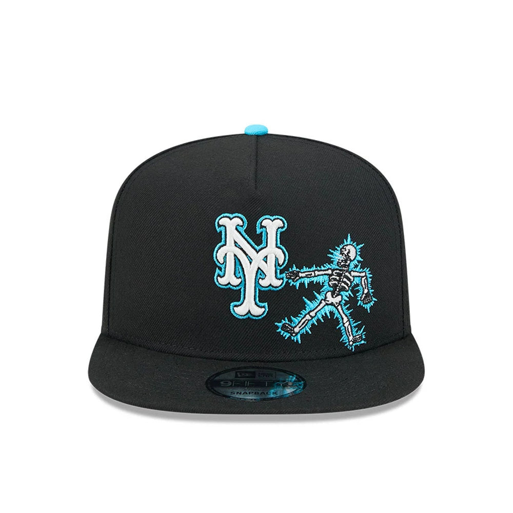 Mets MLB Electrocute Black New Era 9FIFTY A-Frame Snapback Adjustable Cap, front view showing a raised white and blue embroidered NY logo next to a blue skeleton graphic, with a black flat visor and 9FIFTY size sticker on top.