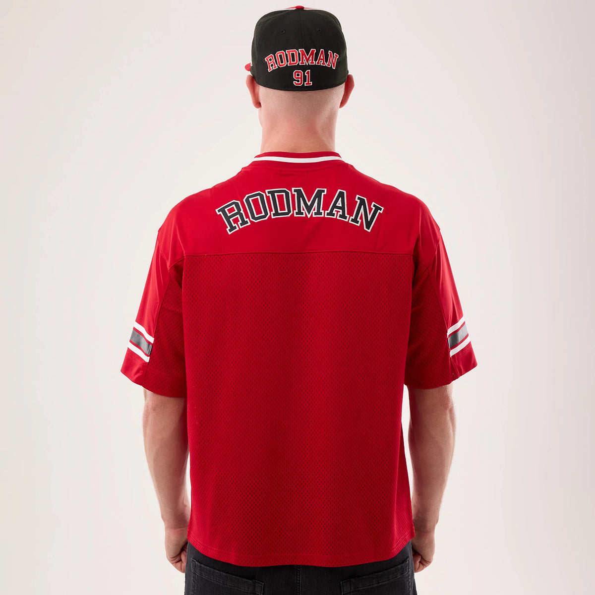 The model is wearing this NBA Hardwood Classic Mesh Oversized Chicago Bulls T-Shirt in red. 2