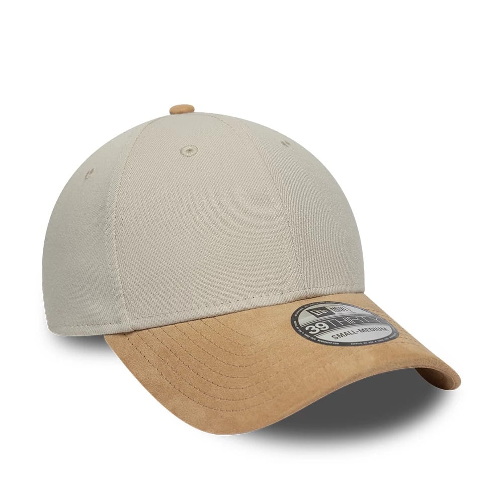 New Era Suede Visor Light Beige 39THIRTY Stretch Fit Cap, three-quarter view showing a light beige structured crown with matching top button and eyelets, a contrasting tan suede curved visor, and the 39THIRTY size sticker on the visor.