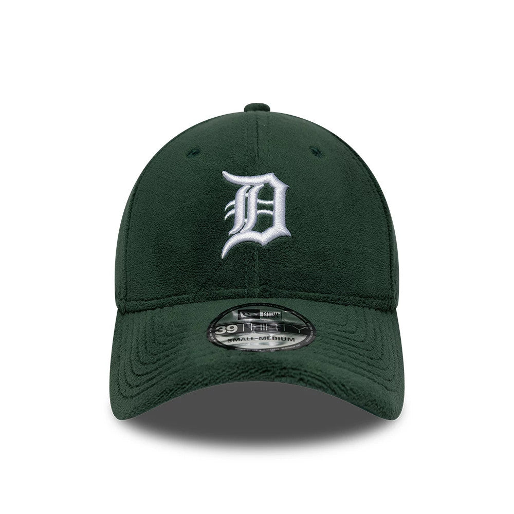 Detroit Tigers MLB Fleece Dark Green New Era 39THIRTY Stretch Fit Cap, front view showing the raised white embroidered Tigers logo on the front panel, with a dark green visor and a 39THIRTY size sticker on the curved visor.