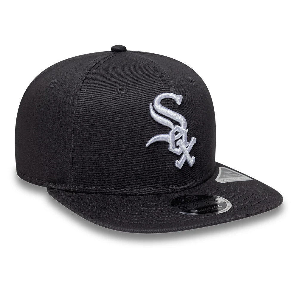 Pictured is this MLB League Essential Chicago White Sox 9FIFTY Original Fit Snapback cap in dark grey. 3