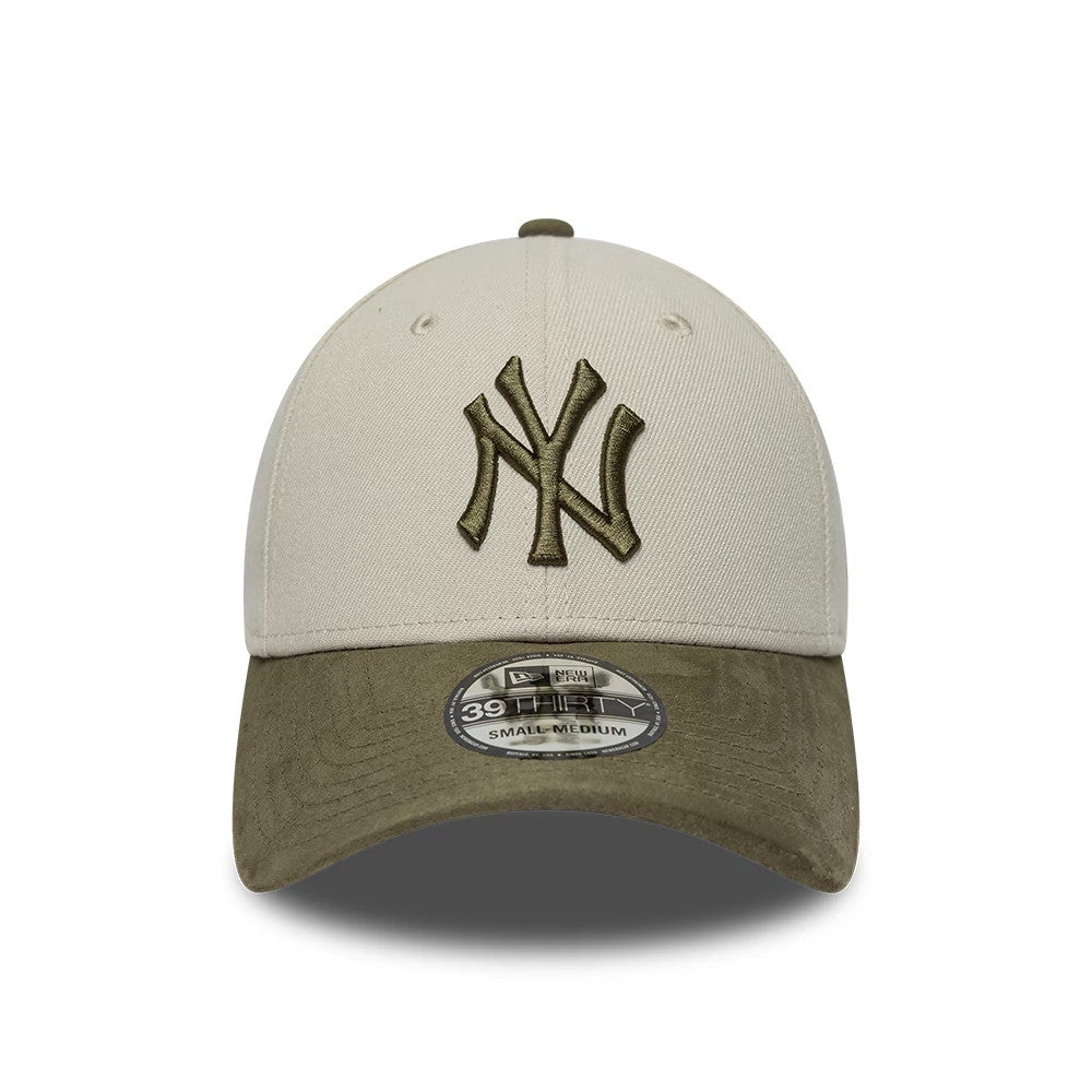 Yankees MLB Faux Suede Light Beige & Green New Era 39THIRTY Stretch Fit Cap, front view showing a raised olive NY logo embroidered on the light beige crown, with an olive faux suede curved visor and 39THIRTY size sticker prominently displayed.