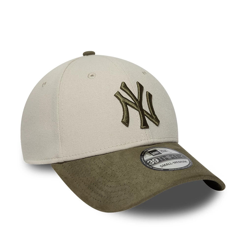 Yankees MLB Faux Suede Light Beige & Green New Era 39THIRTY Stretch Fit Cap, front view showing olive green raised embroidered NY logo on the light beige crown, green faux suede curved visor and 39THIRTY size sticker.