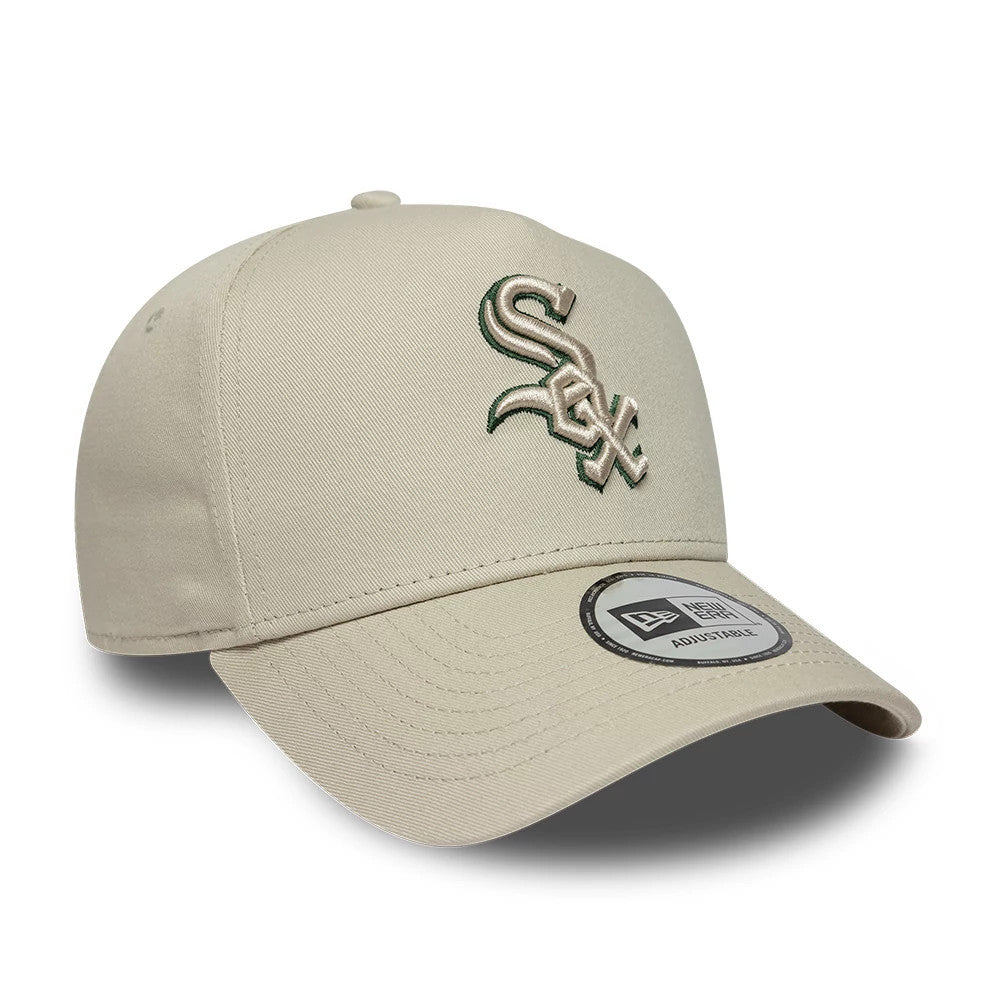 White Sox MLB Team Outline Light Beige New Era 9FORTY E-Frame Adjustable Cap, three-quarter view showing a raised beige and green White Sox emblem on the front panel, a curved light beige visor and a New Era 9FORTY size sticker on the visor.