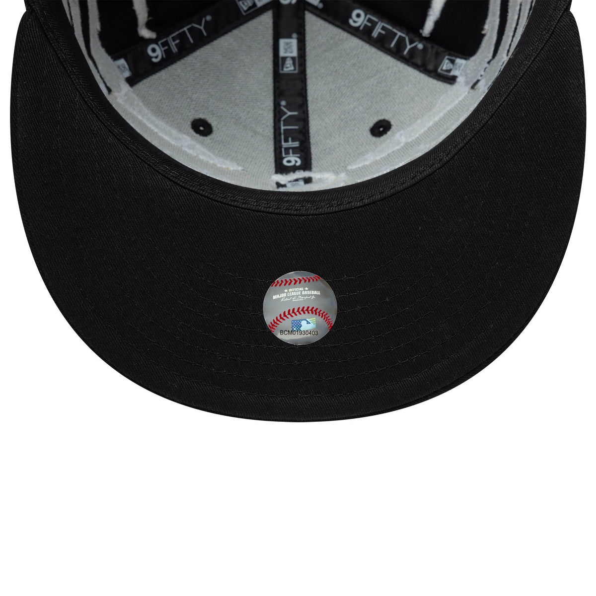 Pictured is this MLB Halloween Glow In The Dark Hands Chicago White Sox 9FIFTY Snapback cap in black. 8