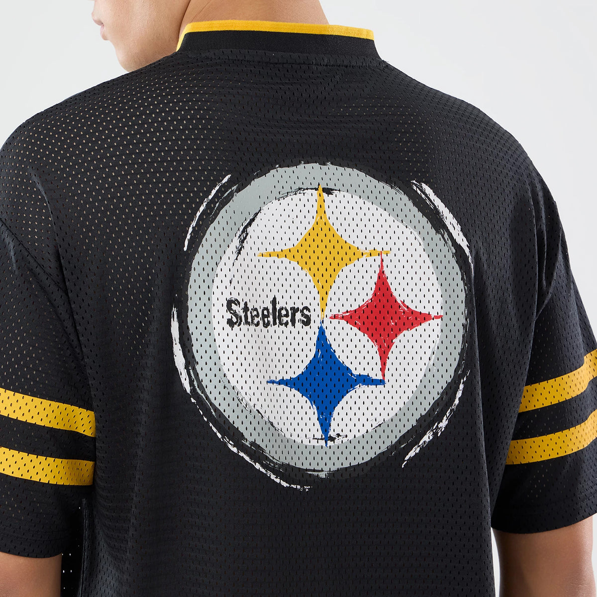 The model is wearing this NFL International Games 2026 Pittsburgh Steelers Mesh Jersey in black. 7