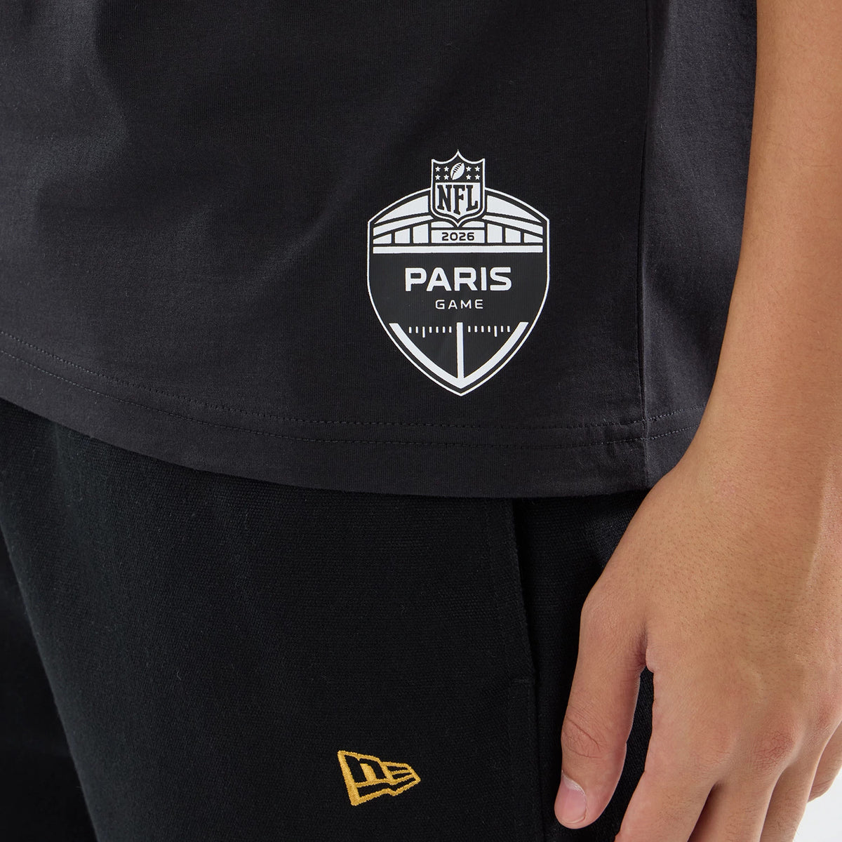 The model is wearing this NFL International Games 2026 Pittsburgh Steelers Oversized T-Shirt in black. 7