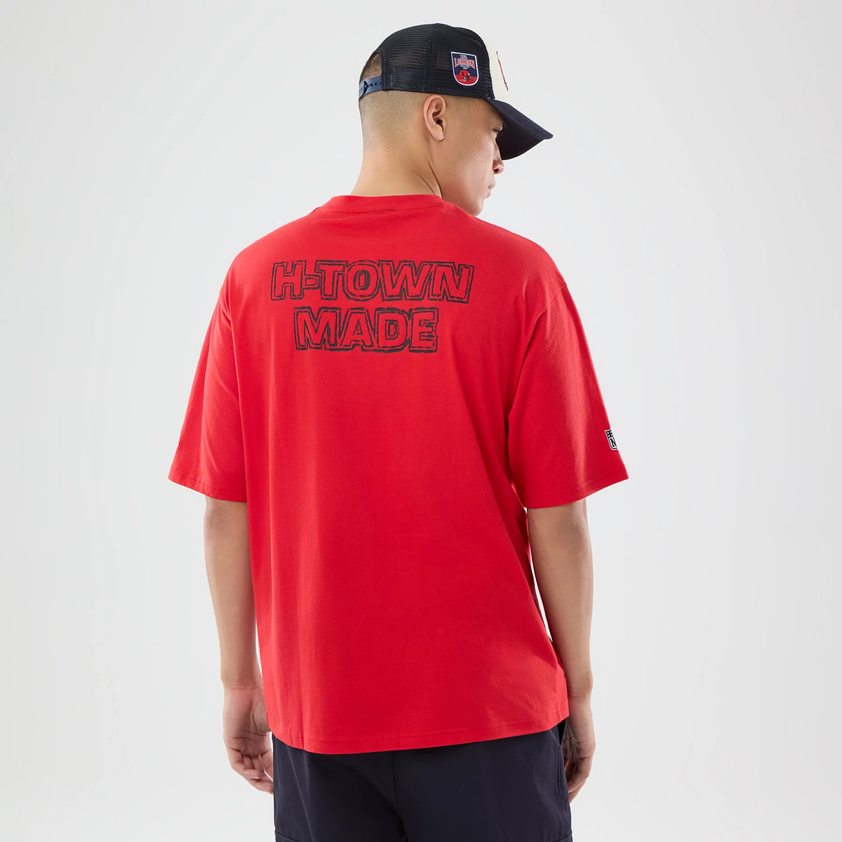The model is wearing this NFL International Games 2026 Houston Texans Oversized T-Shirt in red. 2
