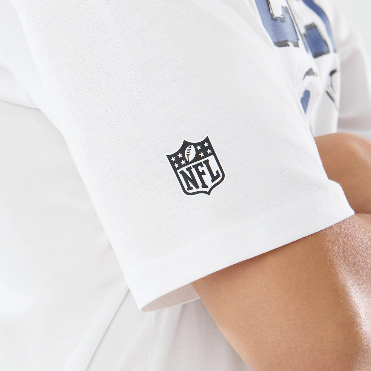 The model is wearing this NFL International Games 2026 Indianapolis Colts Oversized T-Shirt in white. 4