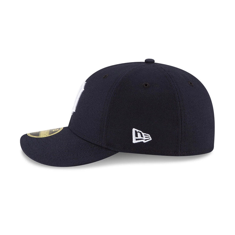 Detroit Tigers Authentic Collection Low Profile New Era 59FIFTY, side view showing the white New Era flag logo embroidered on the left side, a gold 59FIFTY size sticker on the navy curved visor and a structured six-panel crown.