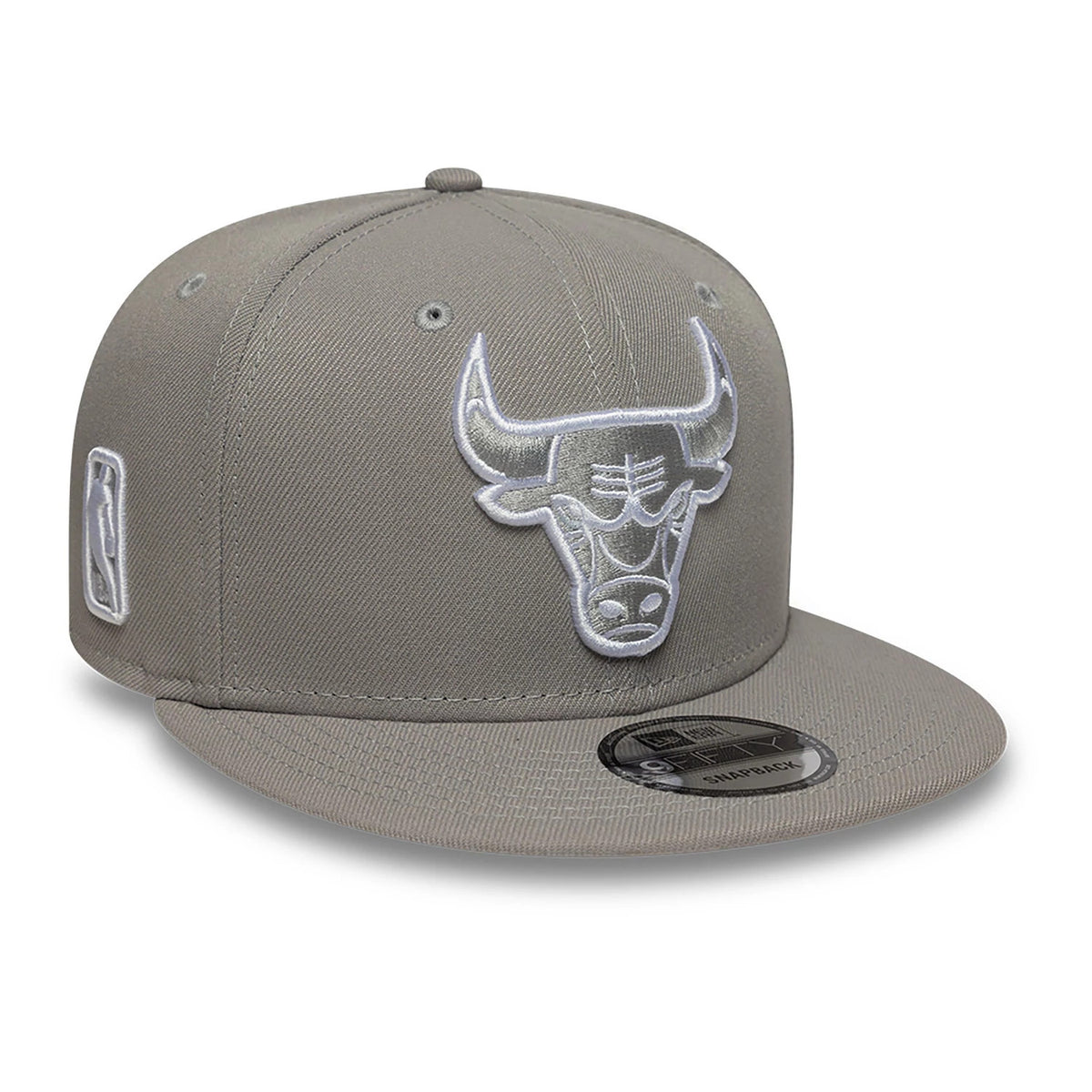 Chicago Bulls Essential Pack Grey New Era 9FIFTY Snapback Adjustable Cap, three-quarter view showing the white embroidered Bulls logo on the front panel, matching grey flat visor with a 9FIFTY size sticker, and NBA logo on the left side.