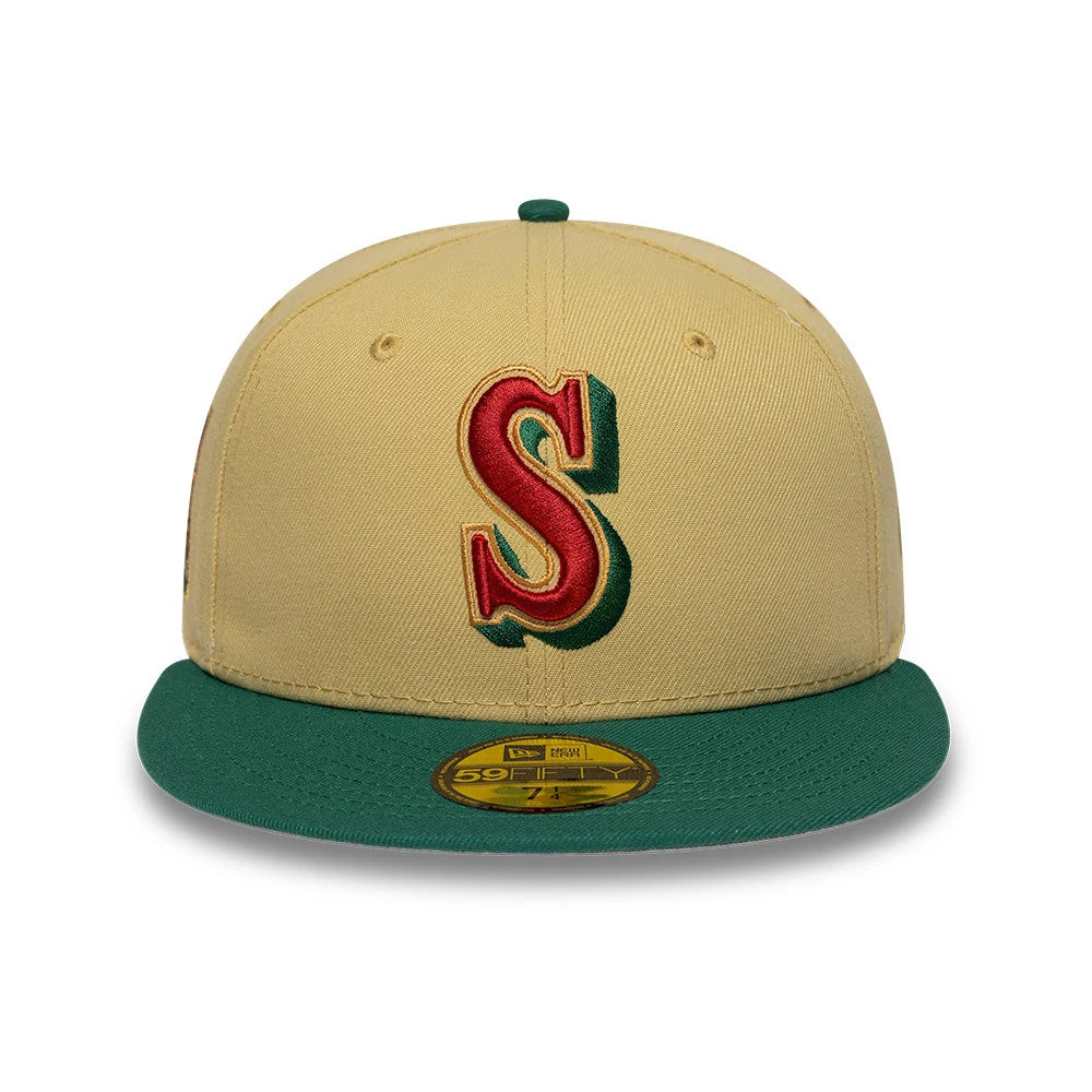Seattle Mariners MLB Vegas Gold New Era 59FIFTY Fitted Cap, front view showing the raised red S logo with green outline embroidered on the vegas gold crown, a dark green flat visor, and a gold 59FIFTY size sticker on the visor.