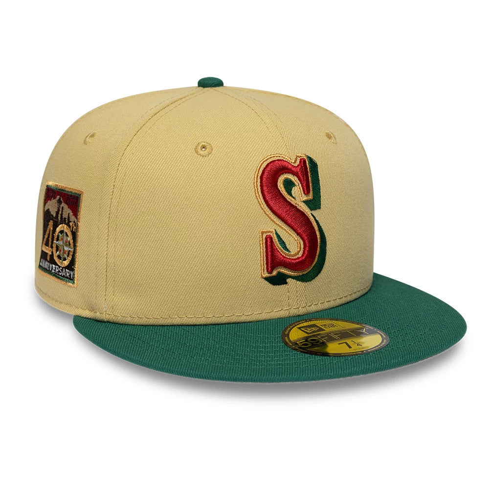 Seattle Mariners MLB Vegas Gold New Era 59FIFTY Fitted Cap, three-quarter view showing the raised red and gold embroidered S logo on the front panel, green flat visor with a gold 59FIFTY size sticker, and a 40th anniversary side patch.