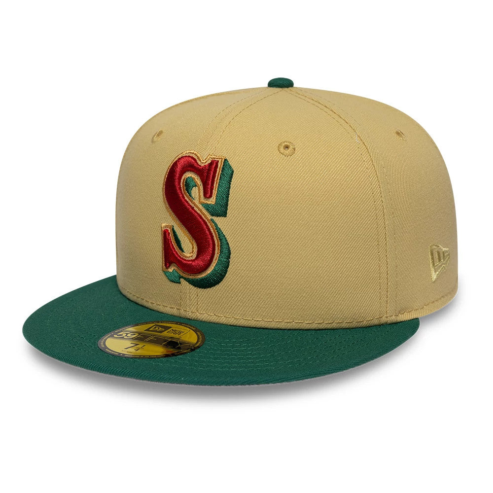 Seattle Mariners MLB Vegas Gold New Era 59FIFTY Fitted Cap, front view showing a raised red and green outlined S logo embroidered on the structured gold crown, a flat green visor, and a gold 59FIFTY size sticker on the visor.