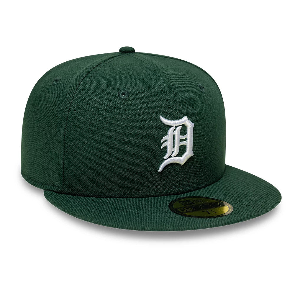 Detroit Tigers MLB Dark Green New Era 59FIFTY Fitted Cap, front view showing a white raised embroidered logo on the structured dark green crown, a matching flat visor, and a gold 59FIFTY size sticker centrally placed on the visor.