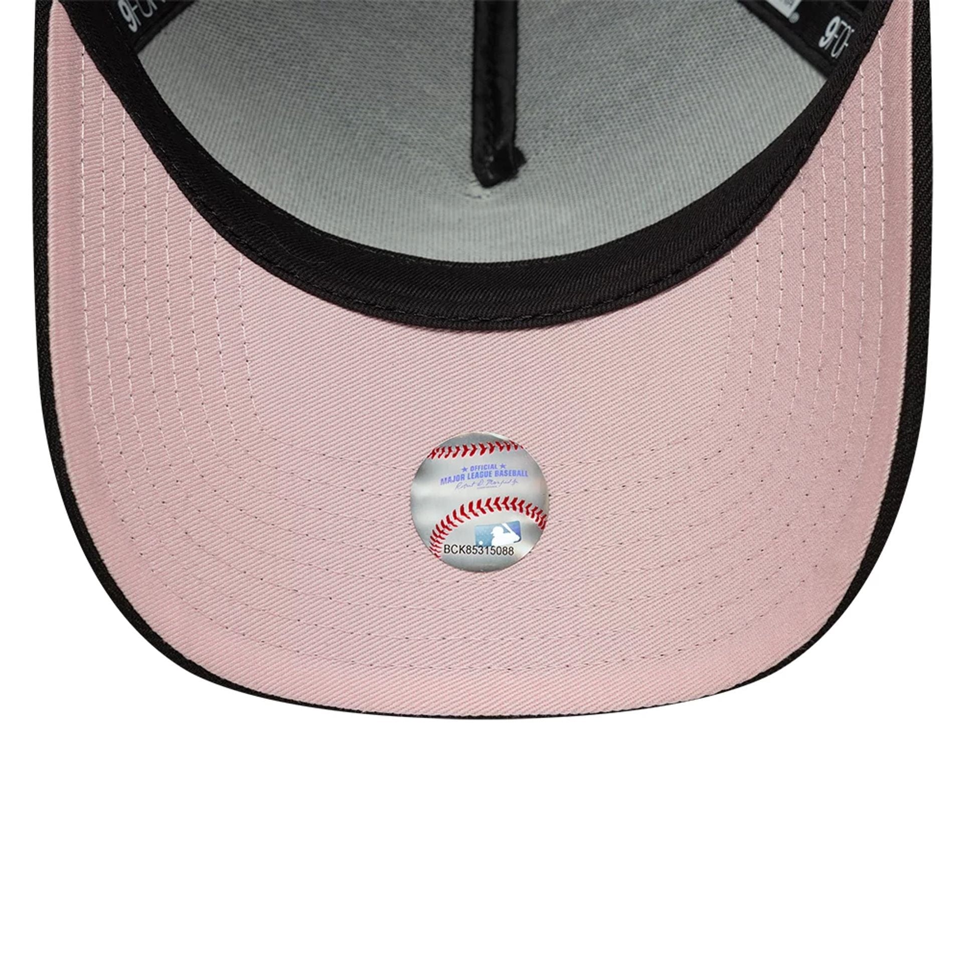 This is a Chicago White Sox MLB Heart Black 9FORTY A-Frame Adjustable Cap 2