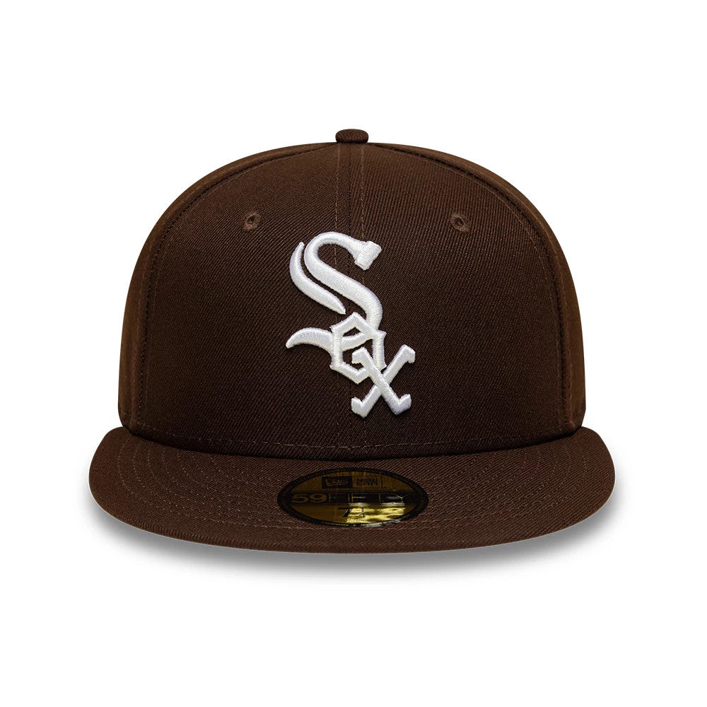 Chicago White Sox MLB Dark Brown New Era 59FIFTY Fitted Cap, front view showing the raised white embroidered Sox logo centred on the dark brown structured crown, with a curved visor and the gold 59FIFTY size sticker.