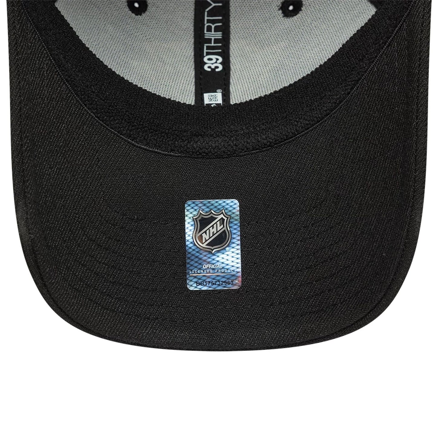 This is a Pittsburgh Penguins NHL Black 39THIRTY Stretch-Fit Cap 7