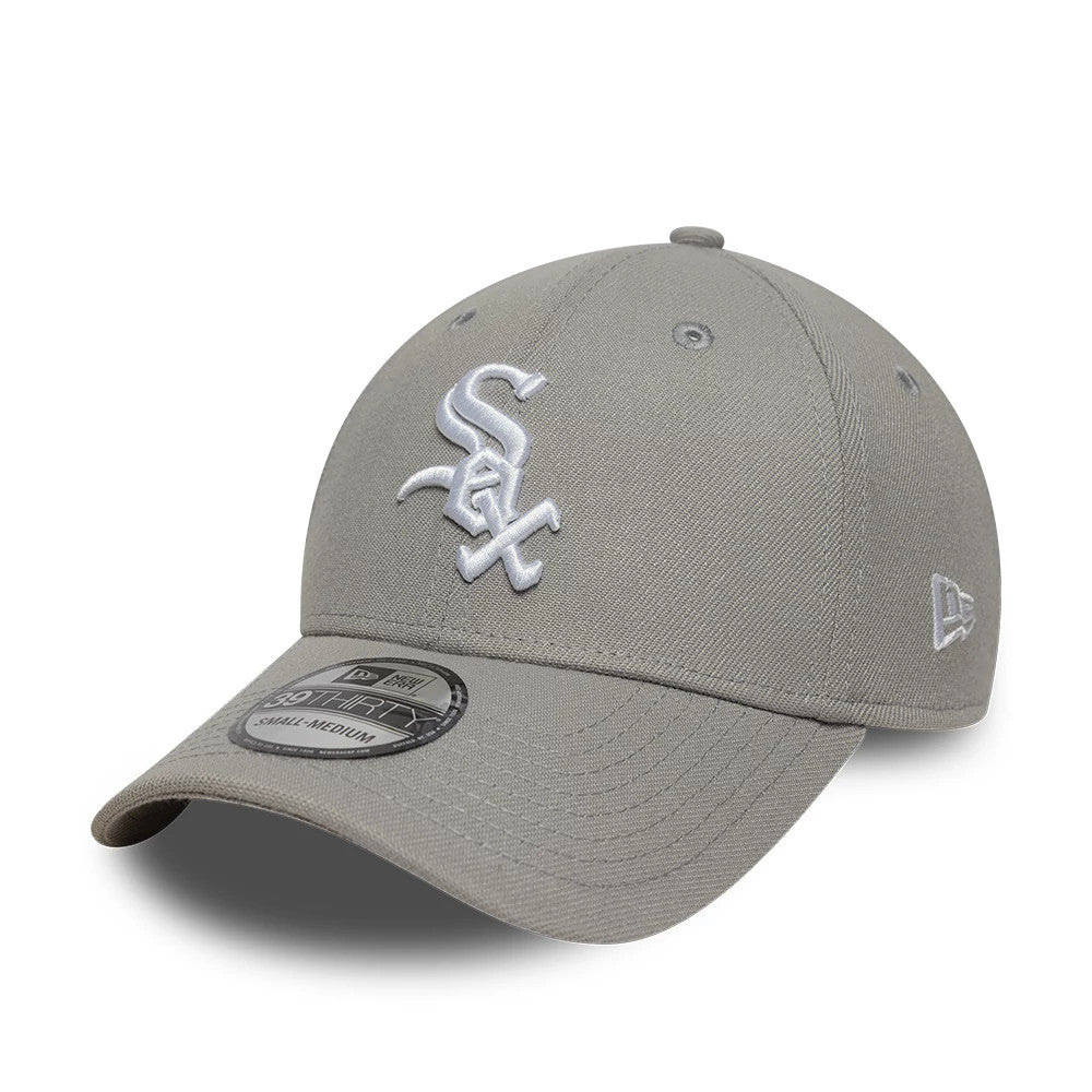 Chicago White Sox MLB Grey New Era 39THIRTY Stretch Fit Cap, three-quarter view showing the white embroidered Sox logo on the structured grey front panels, a curved grey visor, and a 39THIRTY size sticker centred on the visor.